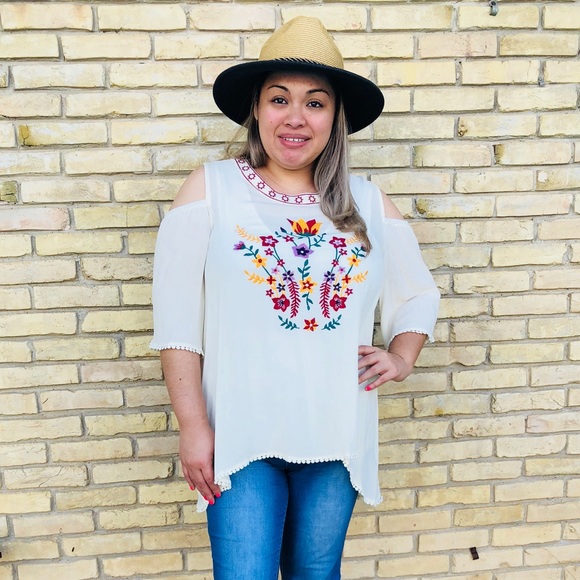 Plus Size Floral Embroidered Top - Picture 4 of 4